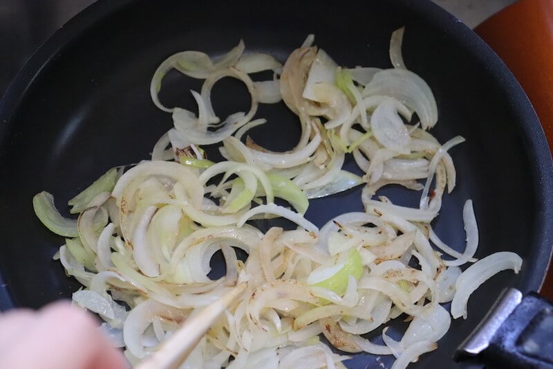 玉ねぎと玉ねぎソースを混ぜて炒め煮する