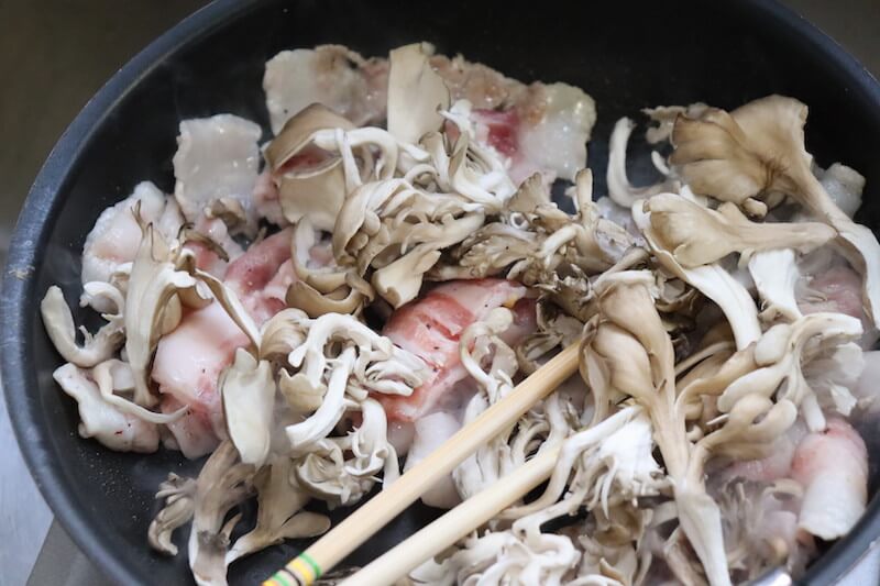 豚バラ肉とアロマイタケを炒める