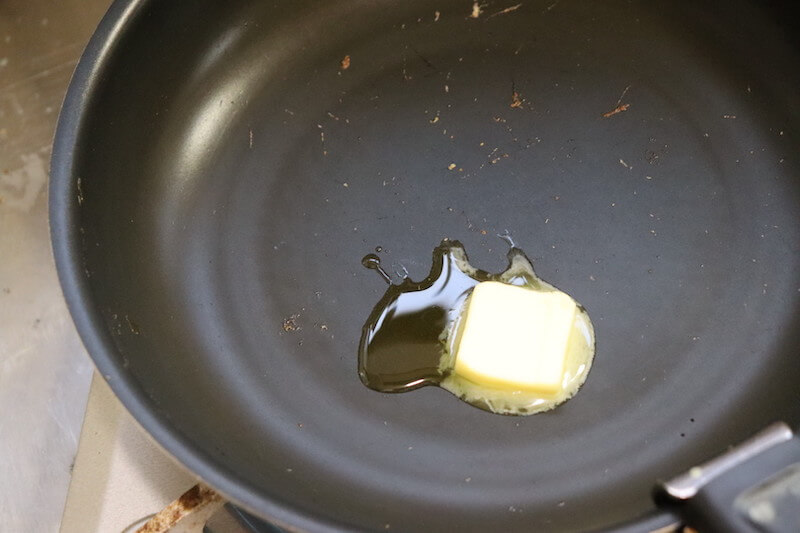 バターで炒める